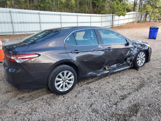 85286005 :رقم المزاد ، 4T1B11HK1JU021141 vin ، 2018 Toyota Camry مزاد بيع