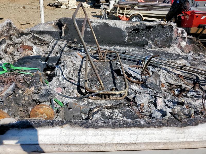 83954305 :رقم المزاد ، KWECB119A999 vin ، 1999 Boat 2020 Center Console مزاد بيع