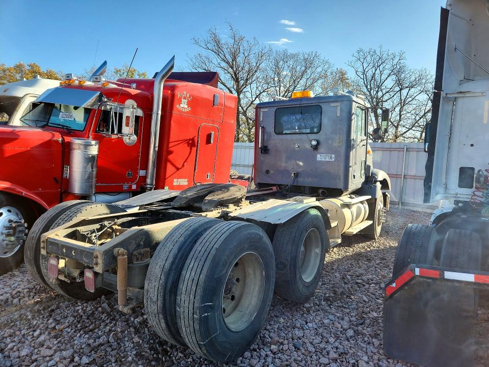 73107106 :رقم المزاد ، 2HSFMAHR1TC052667 vin ، 1996 International 9200 مزاد بيع