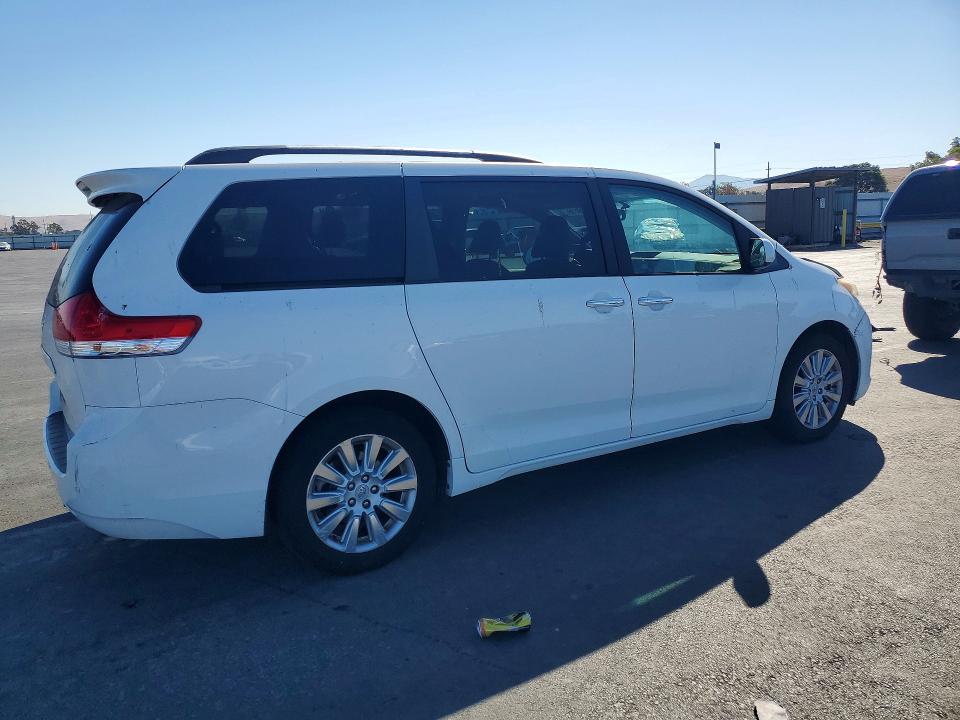 72029116 :رقم المزاد ، 5TDDK3DC9BS001780 vin ، 2011 Toyota Sienna مزاد بيع