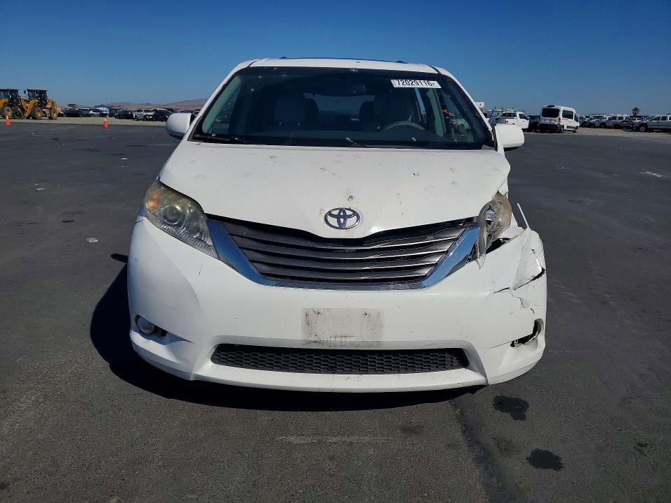 72029116 :رقم المزاد ، 5TDDK3DC9BS001780 vin ، 2011 Toyota Sienna مزاد بيع