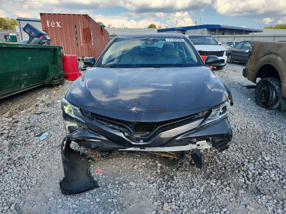 71187246 :رقم المزاد ، 4T1B11HK1JU111700 vin ، 2018 Toyota Camry مزاد بيع