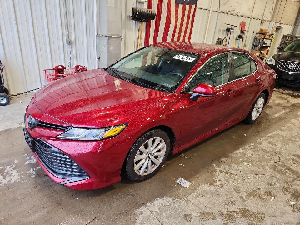 71566826 :رقم المزاد ، 4T1B11HK3KU813020 vin ، 2019 Toyota Camry مزاد بيع