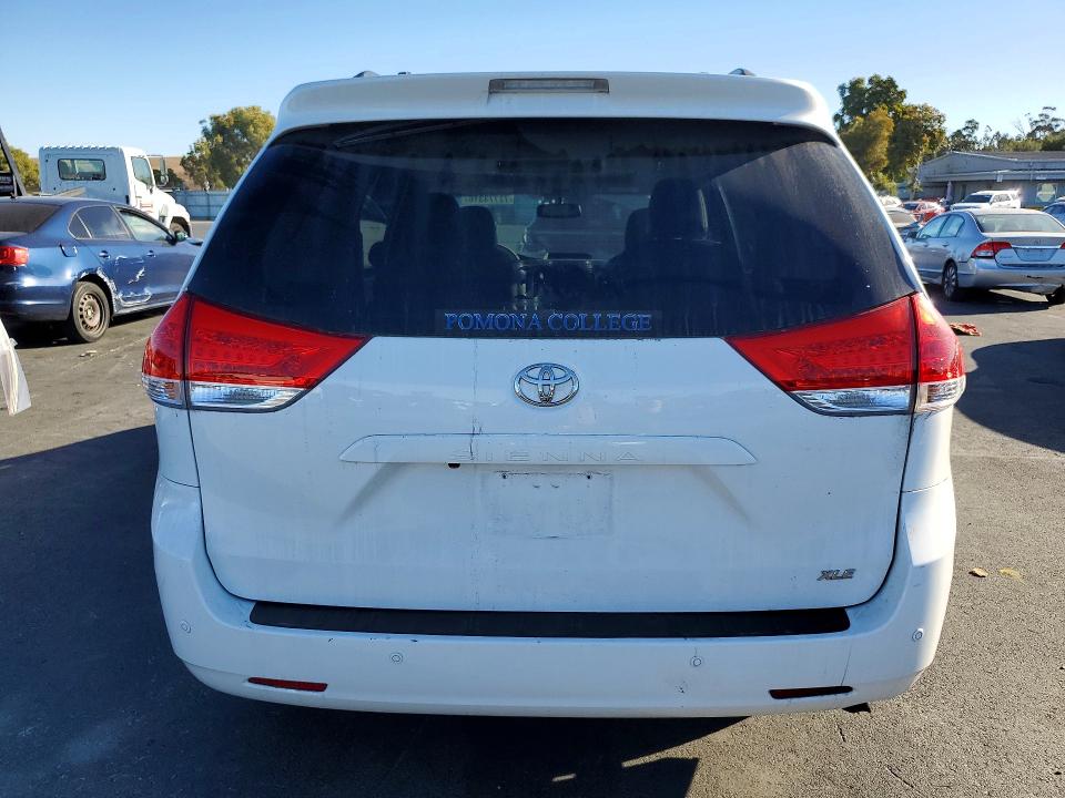 2011 Toyota Sienna მანქანა იყიდება აუქციონზე, vin: 5TDYK3DC5BS114899, აუქციონის ნომერი: 72773316
