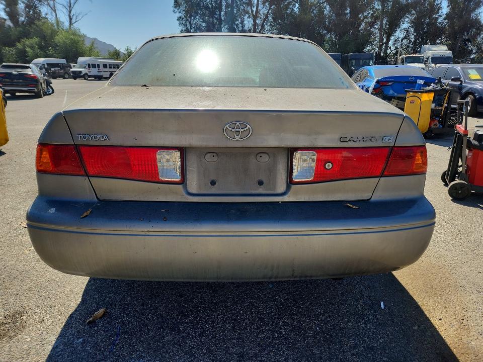 70952326 :رقم المزاد ، 4T1BG22K51U043284 vin ، 2001 Toyota Camry مزاد بيع