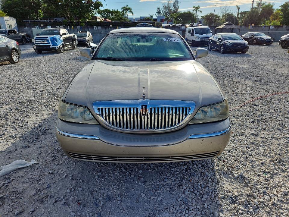 70602266 :رقم المزاد ، 1LNHM81W26Y644422 vin ، 2006 Lincoln Town Car مزاد بيع