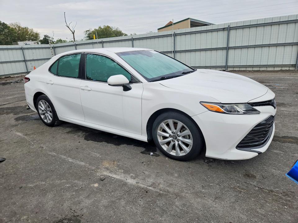71402166 :رقم المزاد ، 4T1B11HK8JU570870 vin ، 2018 Toyota Camry مزاد بيع