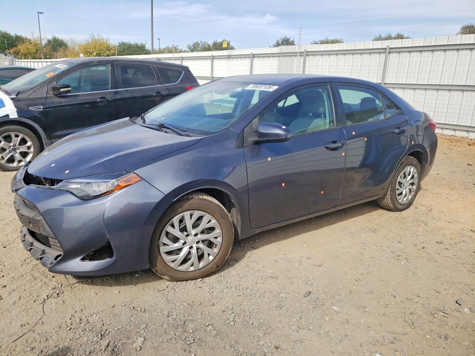 70932106 :رقم المزاد ، 5YFBURHE3HP723215 vin ، 2017 Toyota Corolla مزاد بيع