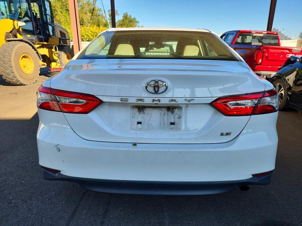 72160756 :رقم المزاد ، 4T1B11HK2JU062636 vin ، 2018 Toyota Camry مزاد بيع