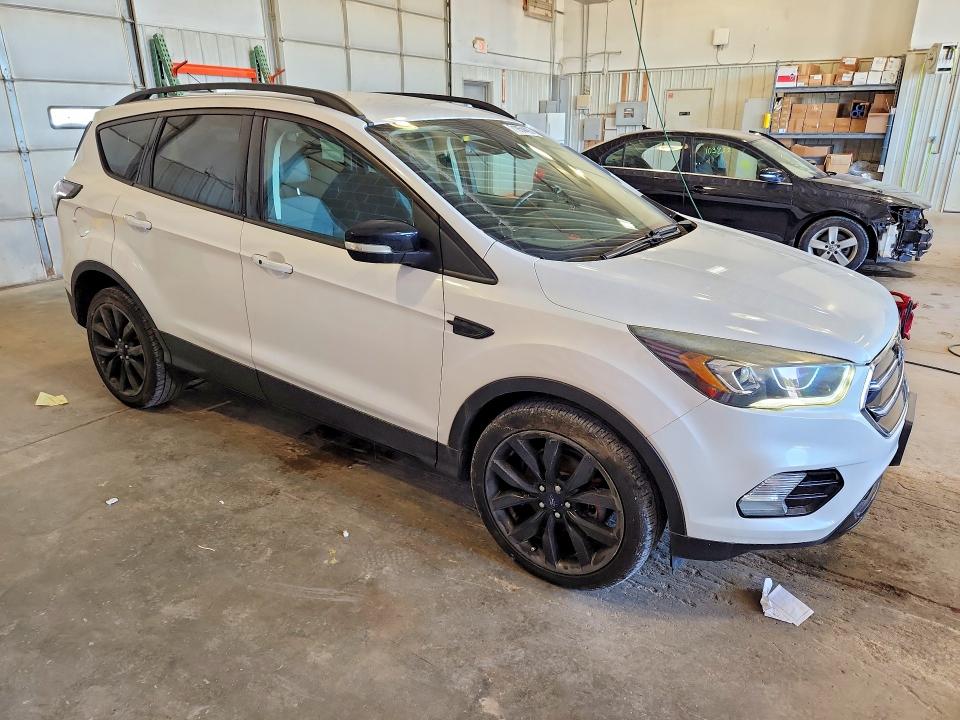 2017 Ford Escape მანქანა იყიდება აუქციონზე, vin: 1FMCU0JD3HUA03963, აუქციონის ნომერი: 71854426
