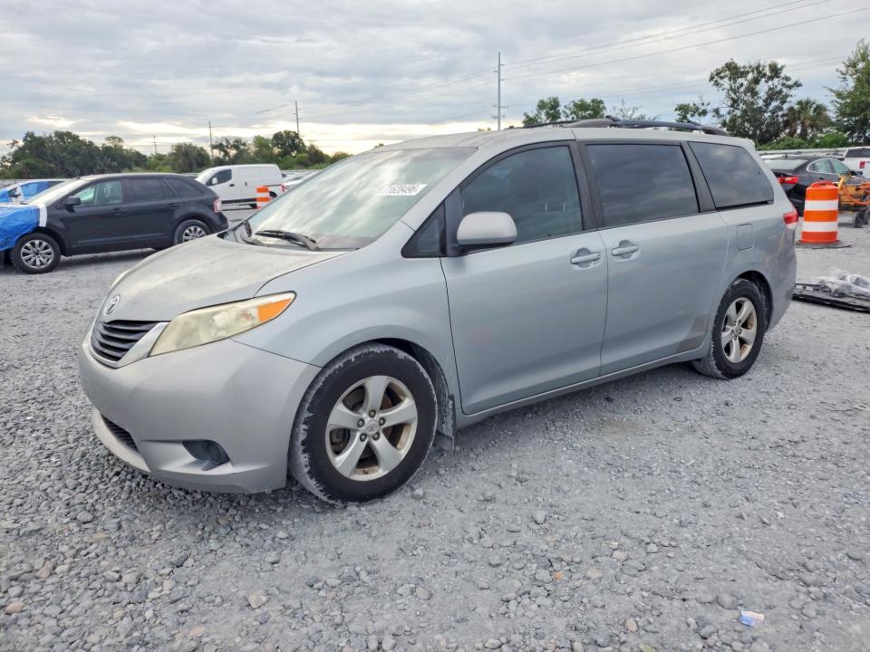 71628496 :رقم المزاد ، 5TDKK3DC7BS139034 vin ، 2011 Toyota Sienna مزاد بيع