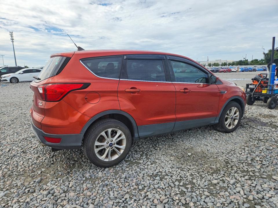 2019 Ford Escape მანქანა იყიდება აუქციონზე, vin: 1FMCU0GD2KUA15990, აუქციონის ნომერი: 72042016