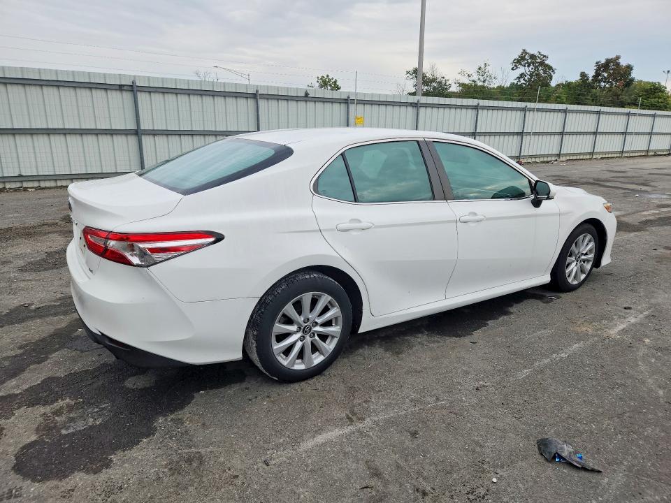 71402166 :رقم المزاد ، 4T1B11HK8JU570870 vin ، 2018 Toyota Camry مزاد بيع