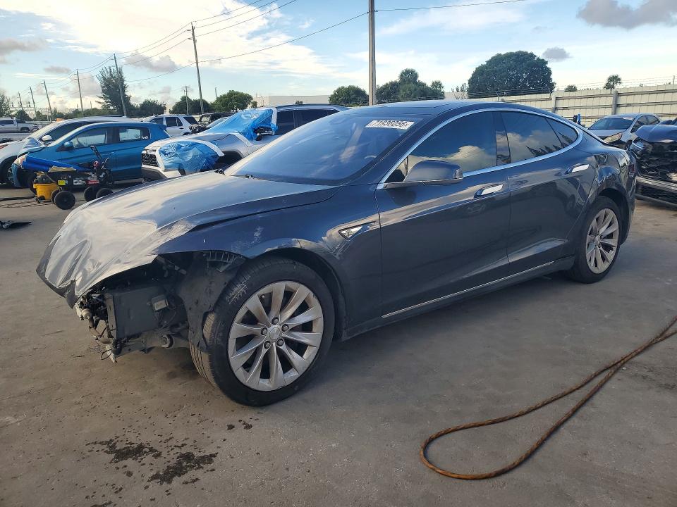 71936056 :رقم المزاد ، 5YJSA1E28GF133820 vin ، 2016 Tesla Model S مزاد بيع