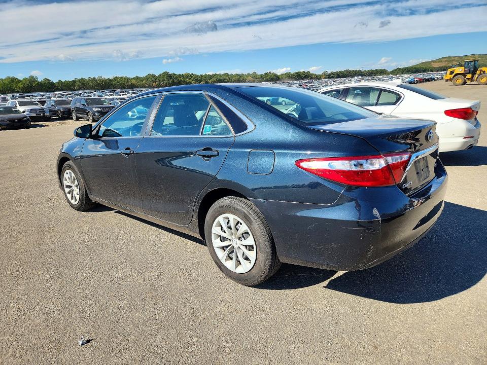 70986806 :رقم المزاد ، 4T1BF1FK8HU271507 vin ، 2017 Toyota Camry مزاد بيع