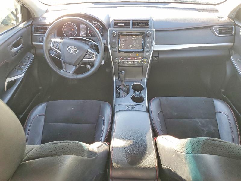 70300946 :رقم المزاد ، 4T1BF1FK4FU041685 vin ، 2015 Toyota Camry مزاد بيع