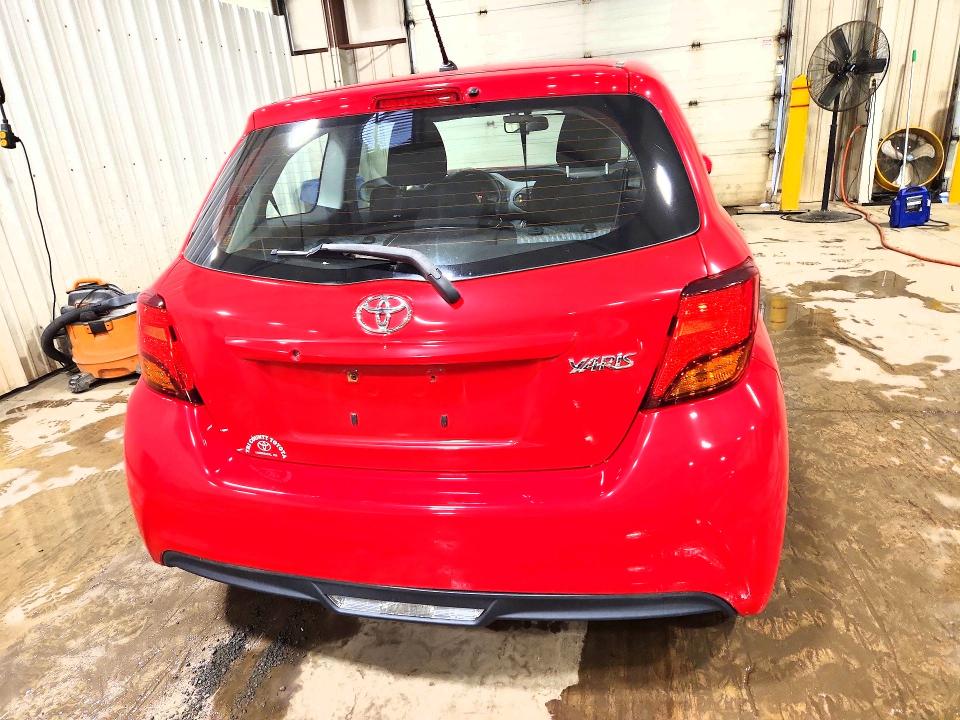 71377046 :رقم المزاد ، VNKJTUD38FA022202 vin ، 2015 Toyota Yaris مزاد بيع