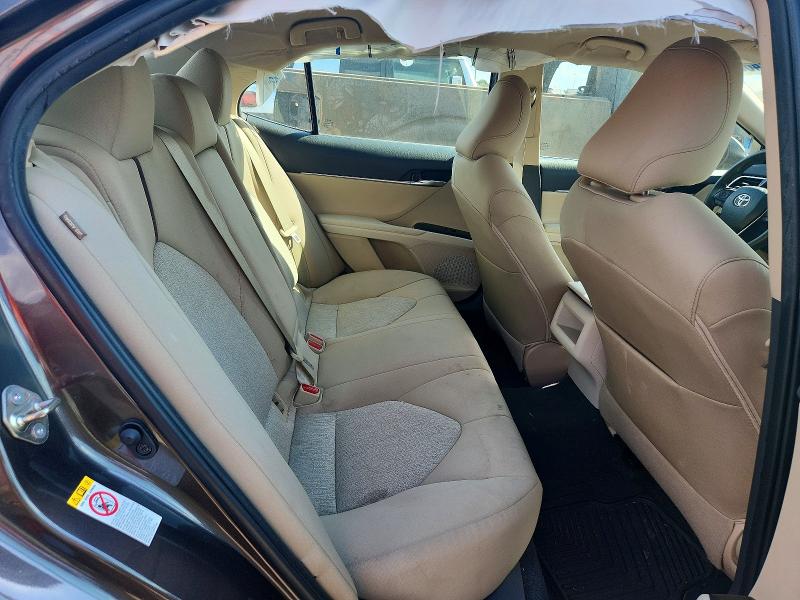71187246 :رقم المزاد ، 4T1B11HK1JU111700 vin ، 2018 Toyota Camry مزاد بيع