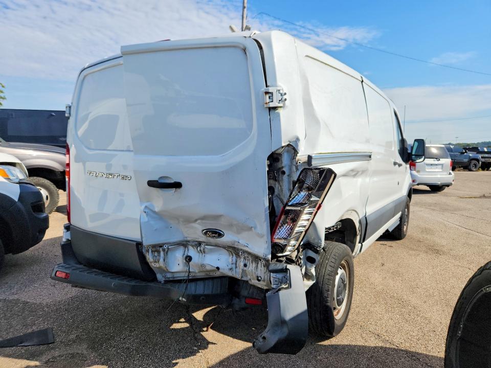 69621756 :رقم المزاد ، 1FTYR1YM2GKB24033 vin ، 2016 Ford Transit مزاد بيع