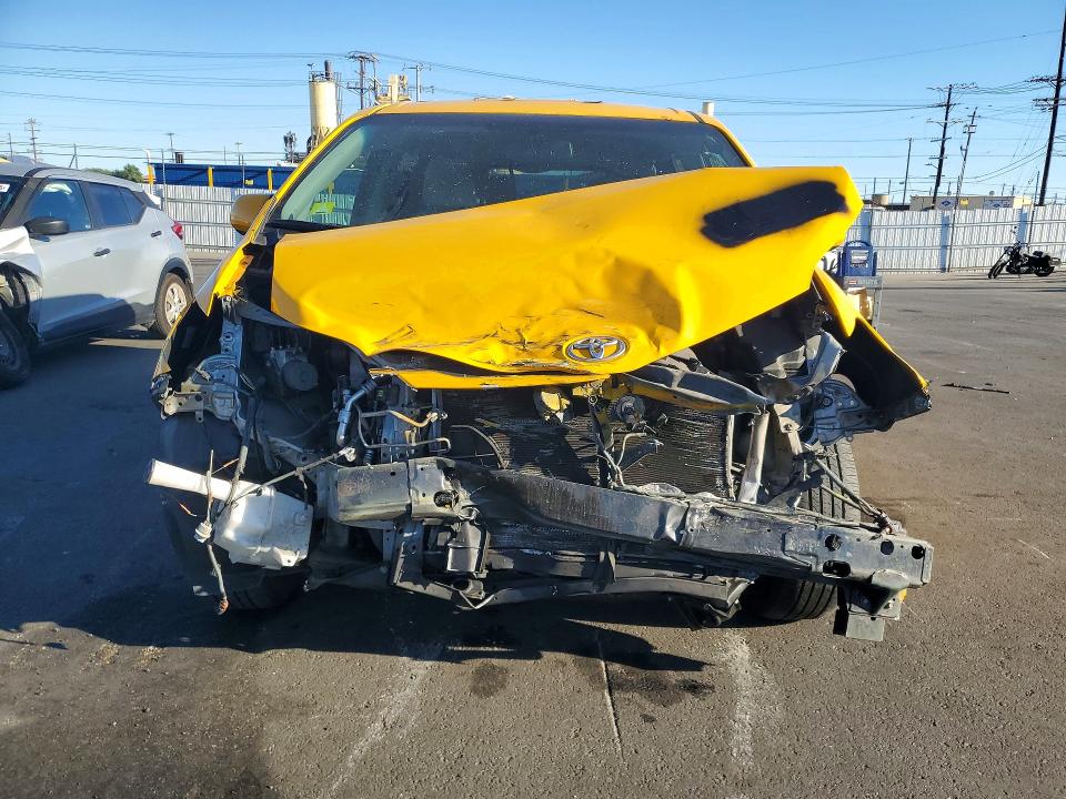 72241686 :رقم المزاد ، 5TDKZ3DCXHS804240 vin ، 2017 Toyota Sienna مزاد بيع