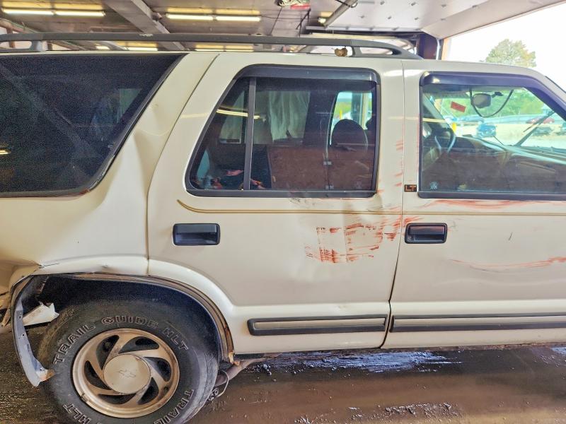 70841306 :رقم المزاد ، 1GNDT13W1W2143493 vin ، 1998 Chevrolet Blazer مزاد بيع
