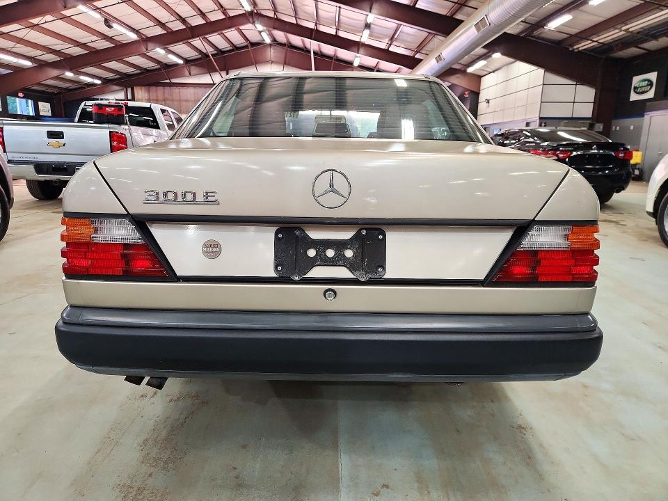 Продажа на аукционе авто 1989 Mercedes-benz 300, vin: WDBEA30D8KA949153, номер лота: 72154036
