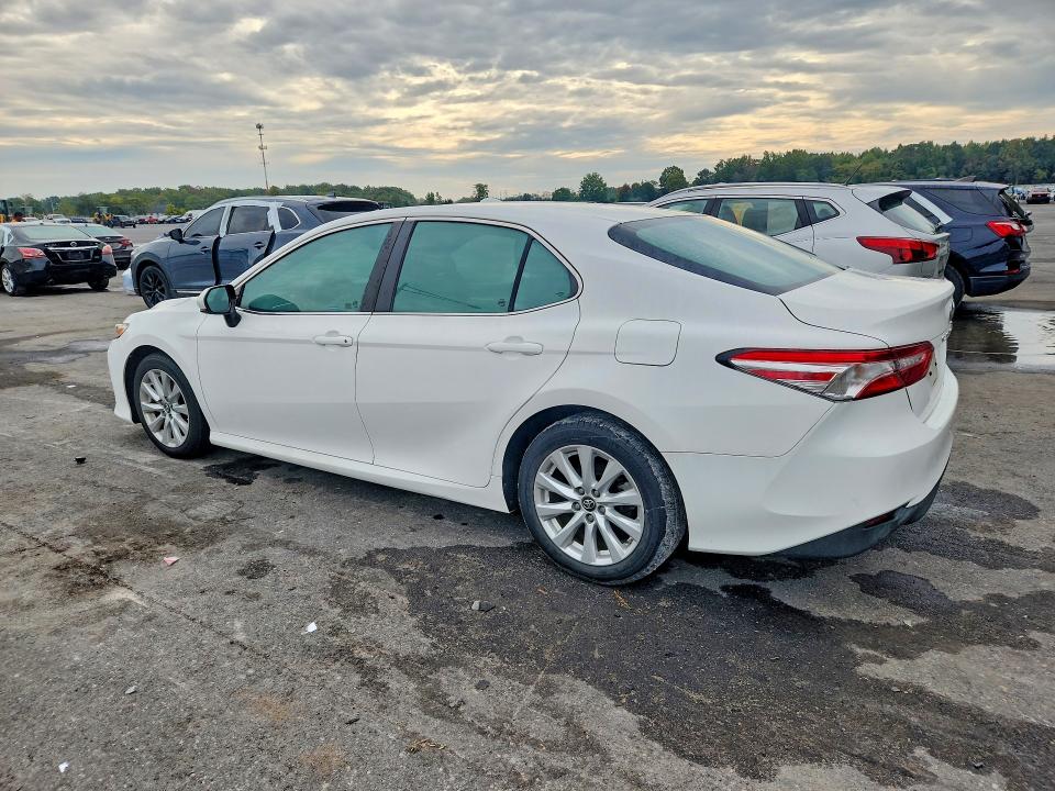 71402166 :رقم المزاد ، 4T1B11HK8JU570870 vin ، 2018 Toyota Camry مزاد بيع