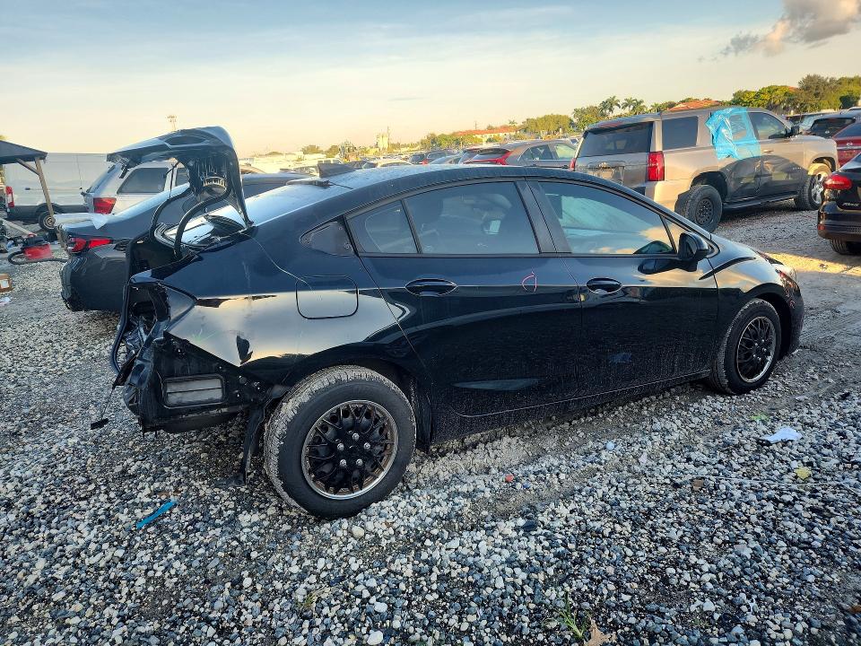 72208136 :رقم المزاد ، 1G1BC5SM7J7201022 vin ، 2018 Chevrolet Cruze مزاد بيع
