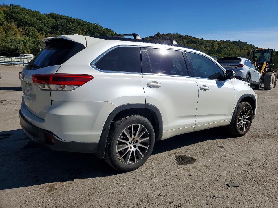 Продажа на аукционе авто 2018 Toyota Highlander, vin: 5TDJZRFH3JS817473, номер лота: 71588846