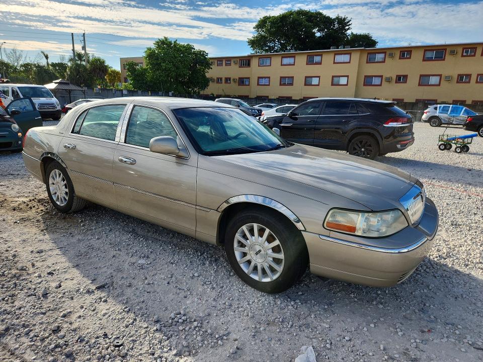 70602266 :رقم المزاد ، 1LNHM81W26Y644422 vin ، 2006 Lincoln Town Car مزاد بيع