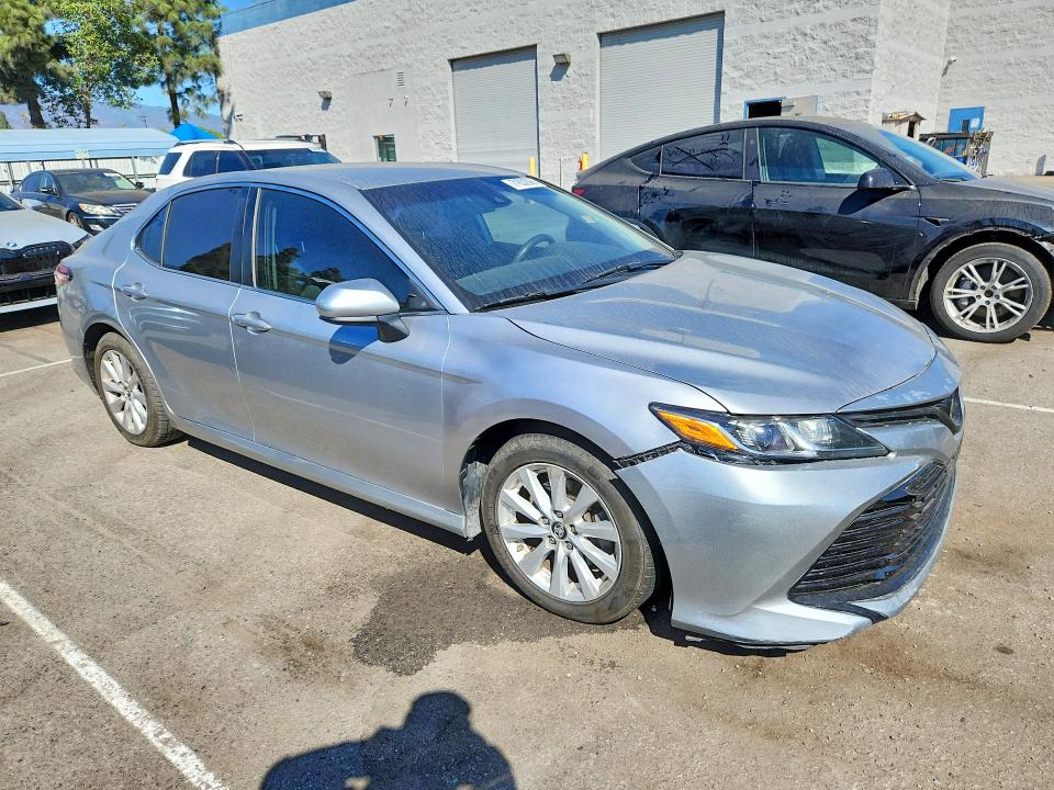 71632366 :رقم المزاد ، 4T1B11HK2JU099833 vin ، 2018 Toyota Camry مزاد بيع