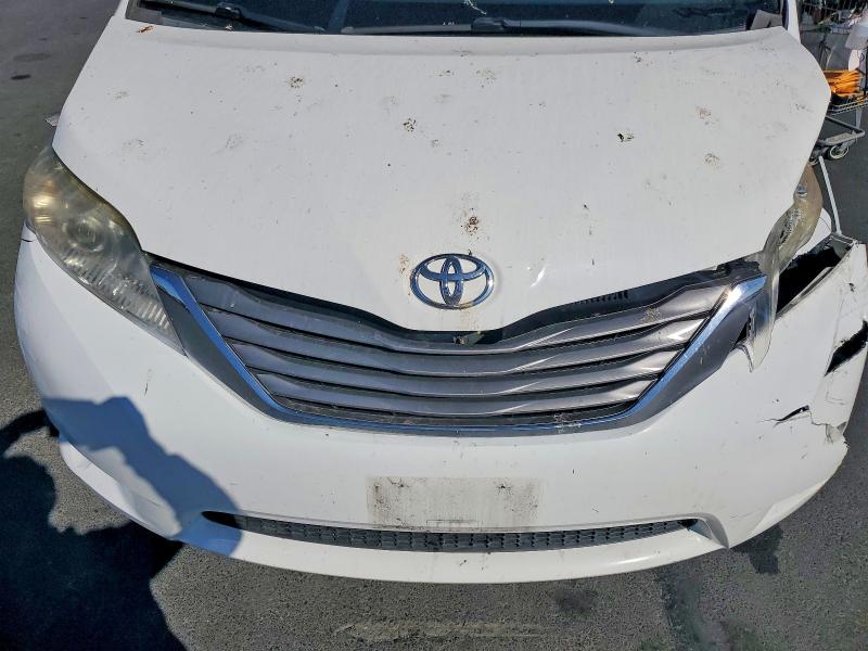 72029116 :رقم المزاد ، 5TDDK3DC9BS001780 vin ، 2011 Toyota Sienna مزاد بيع