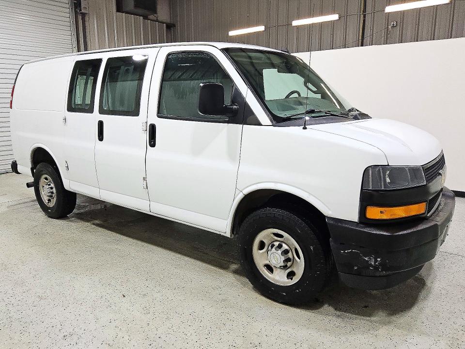 71805056 :رقم المزاد ، 1GCWGAFP8N1217250 vin ، 2022 Chevrolet Express G2500 مزاد بيع