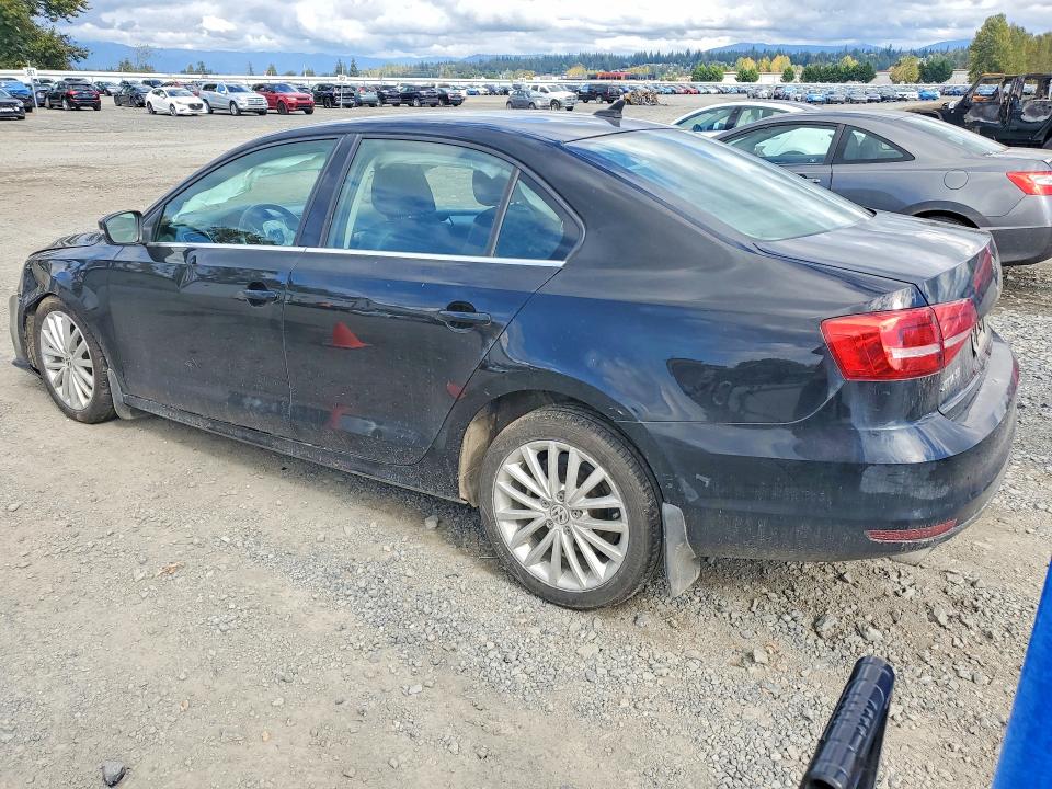 71676786 :رقم المزاد ، 3VWD17AJ2FM318509 vin ، 2015 Volkswagen Jetta مزاد بيع