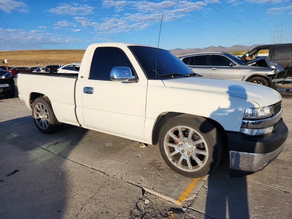 2000 Chevrolet Silverado მანქანა იყიდება აუქციონზე, vin: 1GCEC14V5YE422885, აუქციონის ნომერი: 72059636
