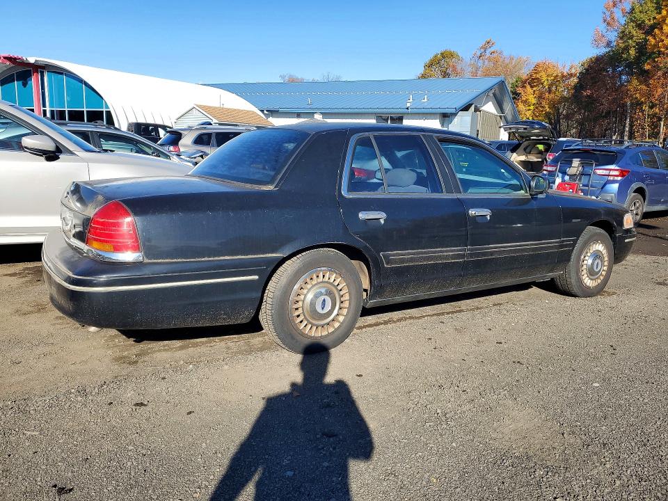 Продаж на аукціоні авто 2002 Ford Crown Victoria, vin: 2FAFP71W92X158851, номер лоту: 73825216