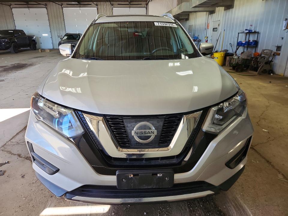 2017 Nissan Rogue მანქანა იყიდება აუქციონზე, vin: 5N1AT2MV4HC896399, აუქციონის ნომერი: 71592336