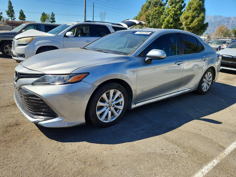 71632366 :رقم المزاد ، 4T1B11HK2JU099833 vin ، 2018 Toyota Camry مزاد بيع