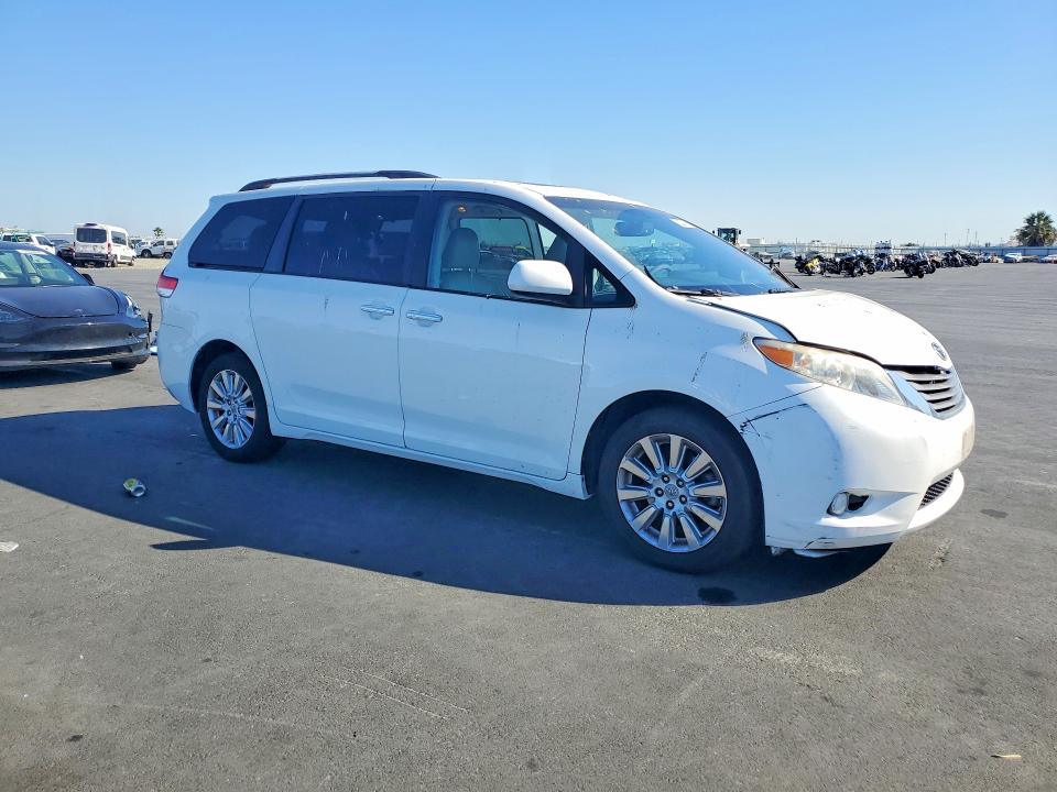 72029116 :رقم المزاد ، 5TDDK3DC9BS001780 vin ، 2011 Toyota Sienna مزاد بيع