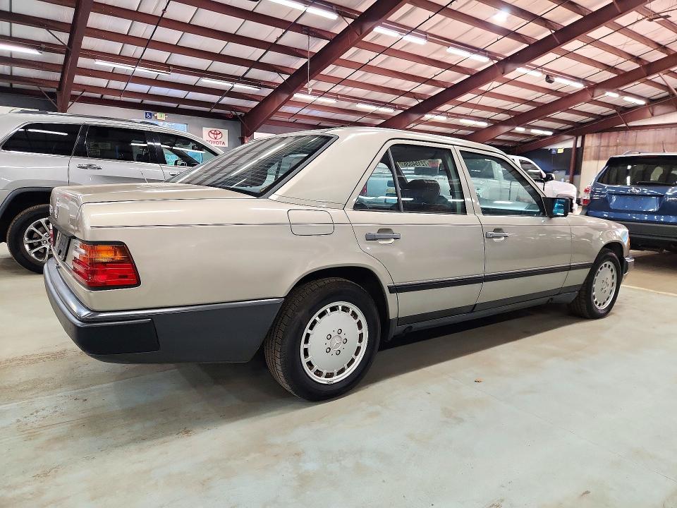 Продажа на аукционе авто 1989 Mercedes-benz 300, vin: WDBEA30D8KA949153, номер лота: 72154036