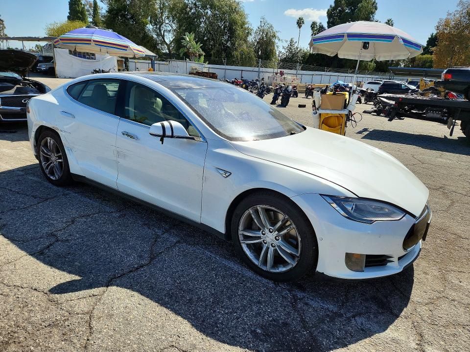 Продажа на аукционе авто 2015 Tesla Model S, vin: 5YJSA1S20FF085264, номер лота: 72958666