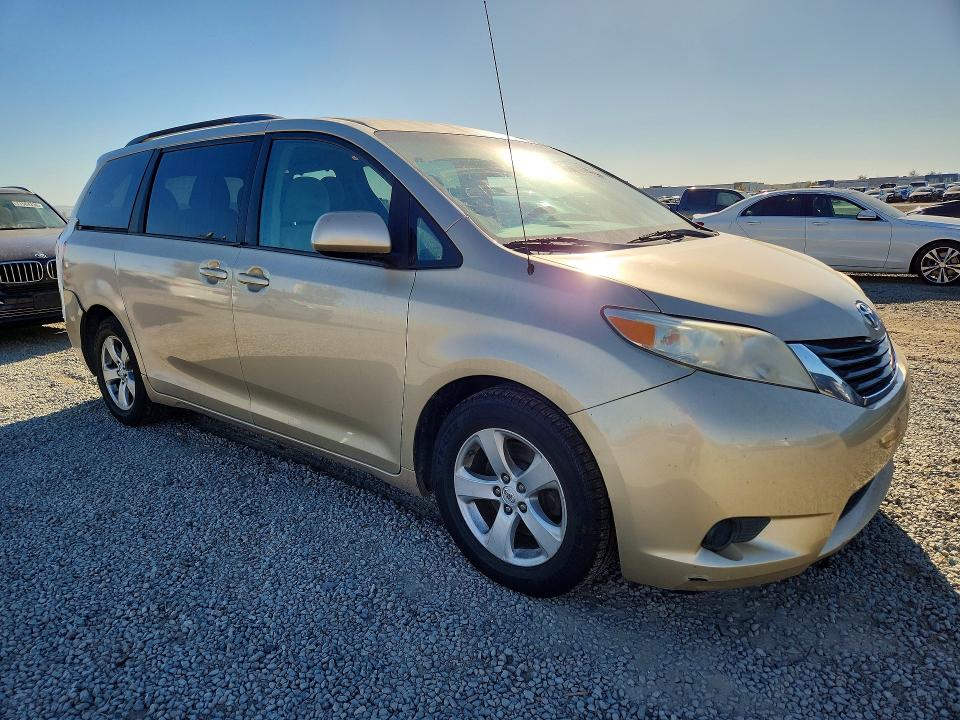 71502826 :رقم المزاد ، 5TDKK3DC8ES406895 vin ، 2014 Toyota Sienna مزاد بيع