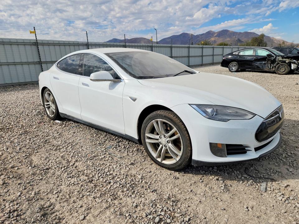 71671896 :رقم المزاد ، 5YJSA1AC1DFP10231 vin ، 2013 Tesla Model S مزاد بيع