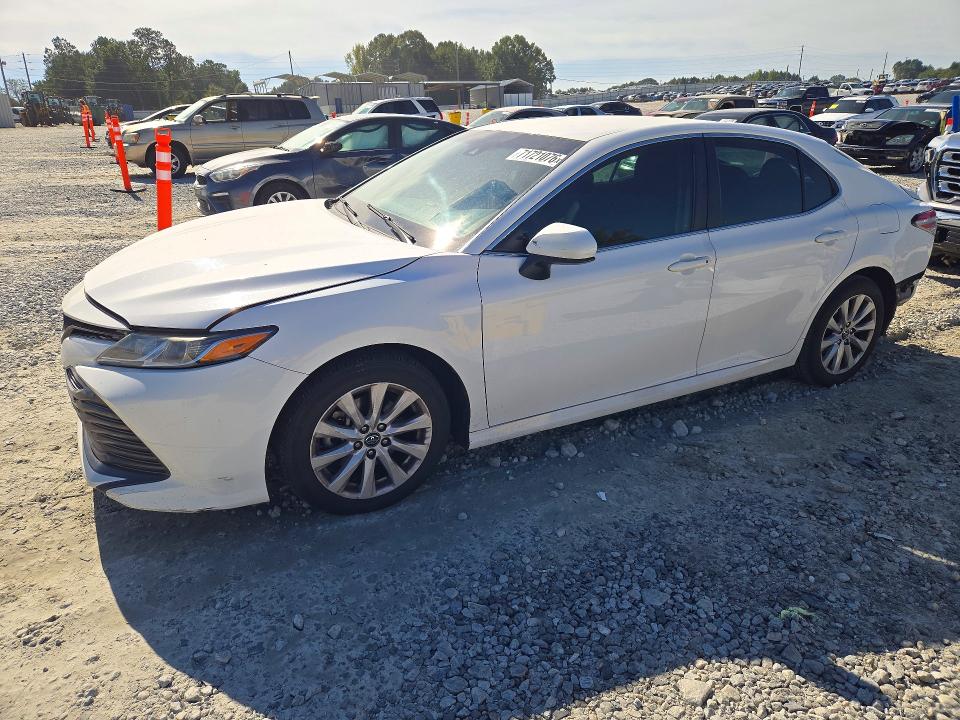 71721076 :رقم المزاد ، 4T1B11HK4JU643703 vin ، 2018 Toyota Camry مزاد بيع