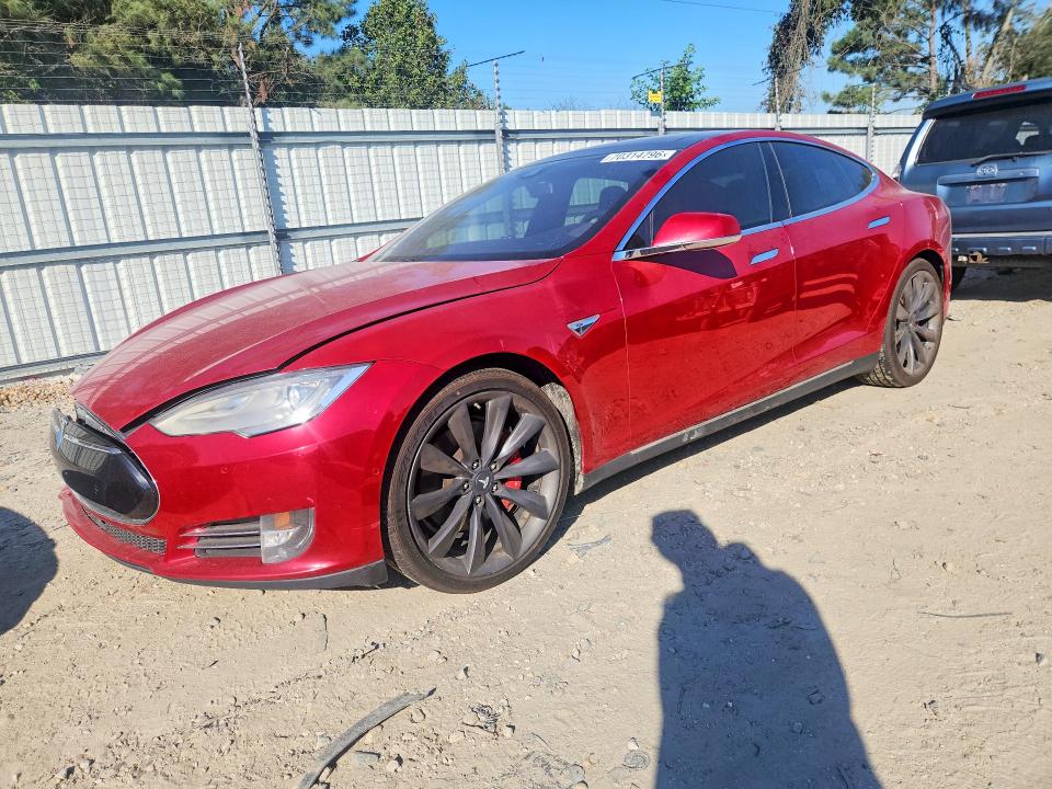 70314796 :رقم المزاد ، 5YJSA1E4XFF113987 vin ، 2015 Tesla Model S مزاد بيع