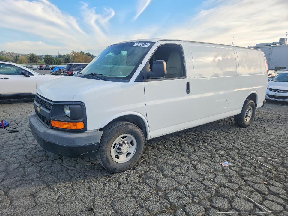 71610666 :رقم المزاد ، 1GCWGGCFXF1164115 vin ، 2015 Chevrolet Express G2500 مزاد بيع