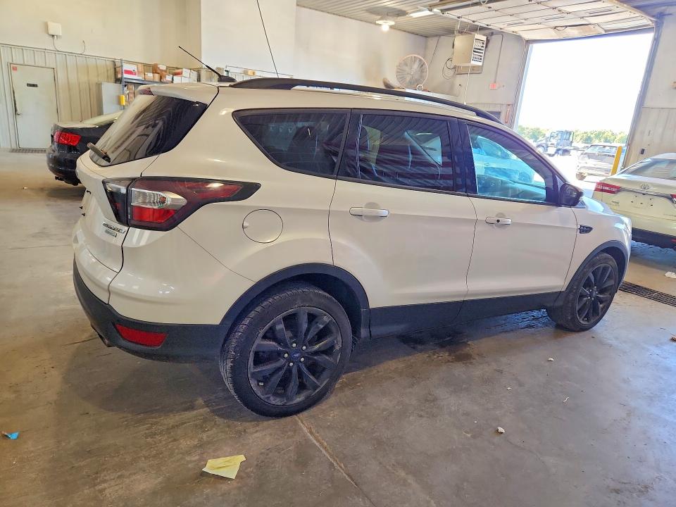 2017 Ford Escape მანქანა იყიდება აუქციონზე, vin: 1FMCU0JD3HUA03963, აუქციონის ნომერი: 71854426