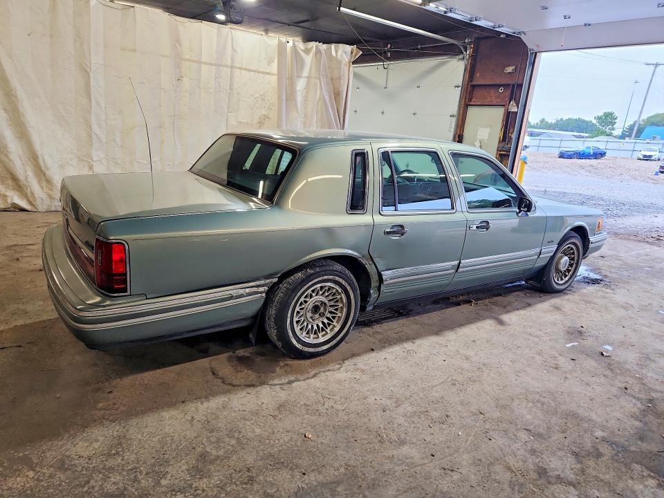 71189626 :رقم المزاد ، 1LNLM82W1RY647390 vin ، 1994 Lincoln Town Car مزاد بيع