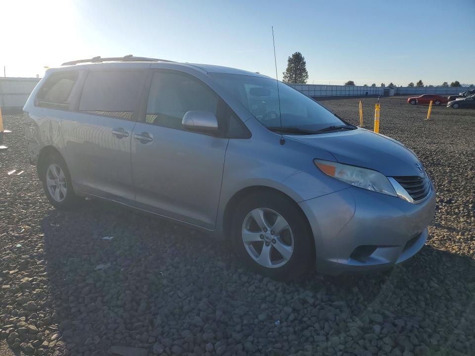 71636556 :رقم المزاد ، 5TDKK3DC7BS170350 vin ، 2011 Toyota Sienna مزاد بيع