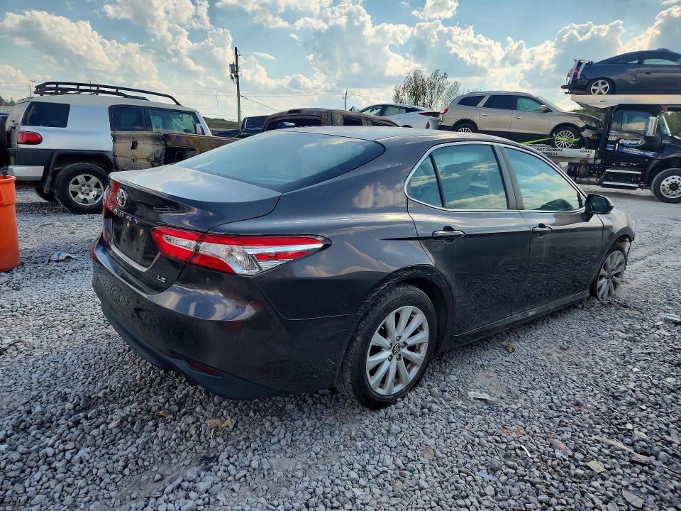 71187246 :رقم المزاد ، 4T1B11HK1JU111700 vin ، 2018 Toyota Camry مزاد بيع